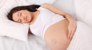 La Forma Correcta De Dormir Durante El Embarazo Bebe Y Amor